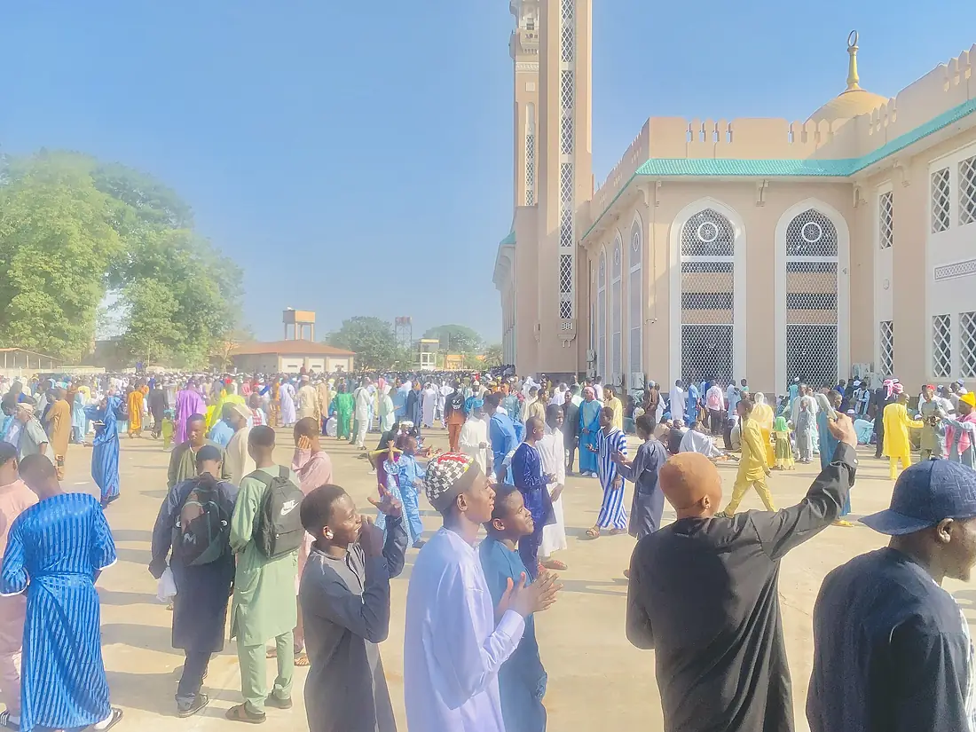 Après la prière d’eid dans la cour de la grande mosquée de Conakry