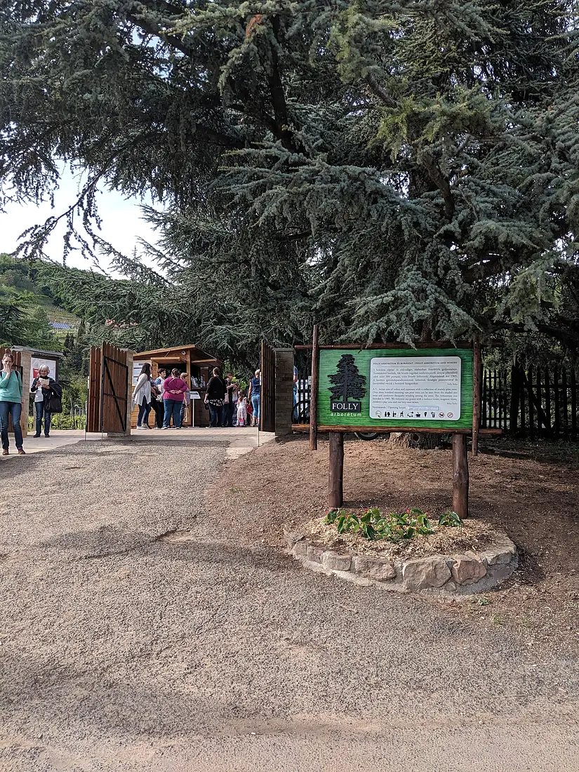 Folly arborétum bejárata
