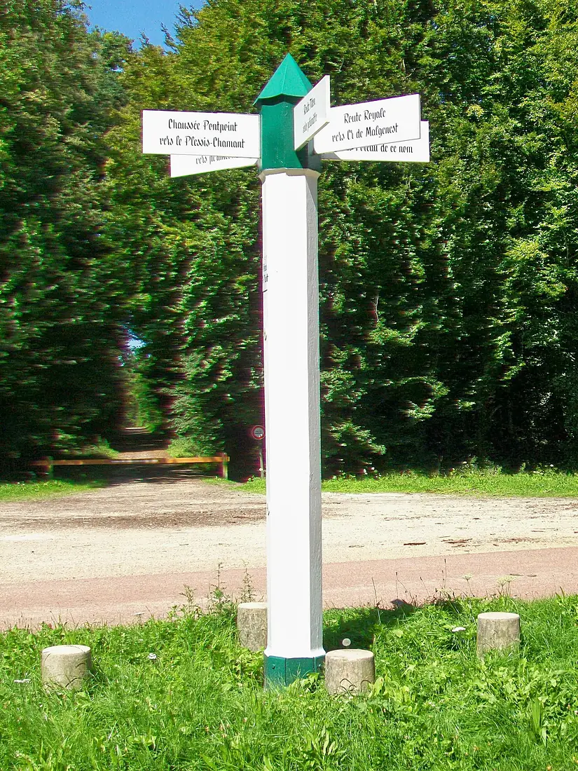 Chamant (60), poteau Saint-Priest dans la forêt d'Halatte