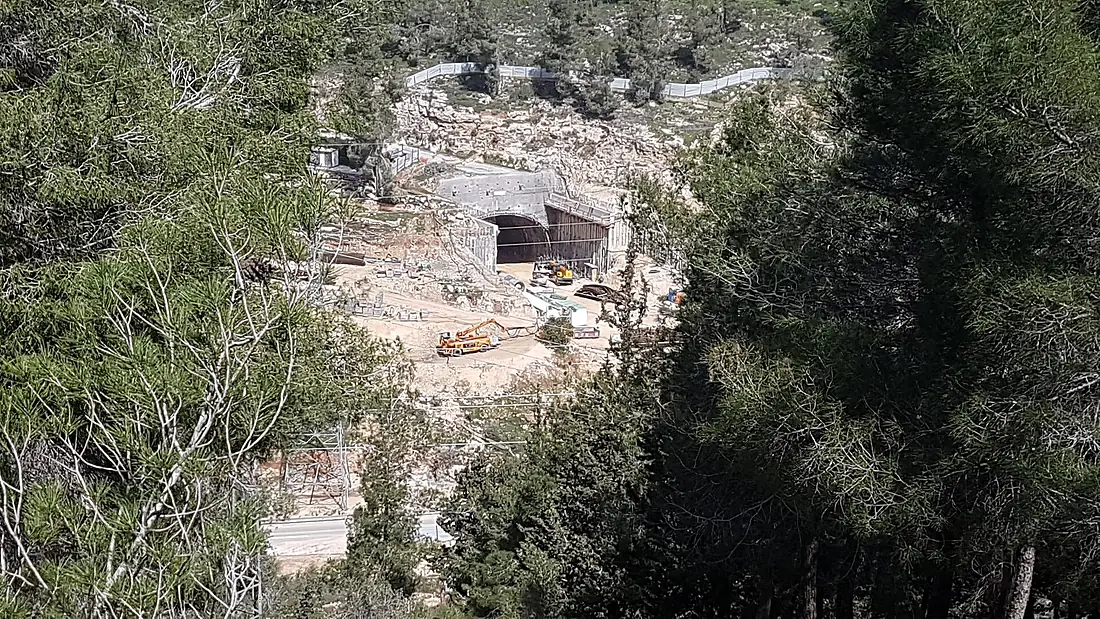 Har Nof tunnel construction on Israeli highway 16, Jerusalem, March 2020 - nearer