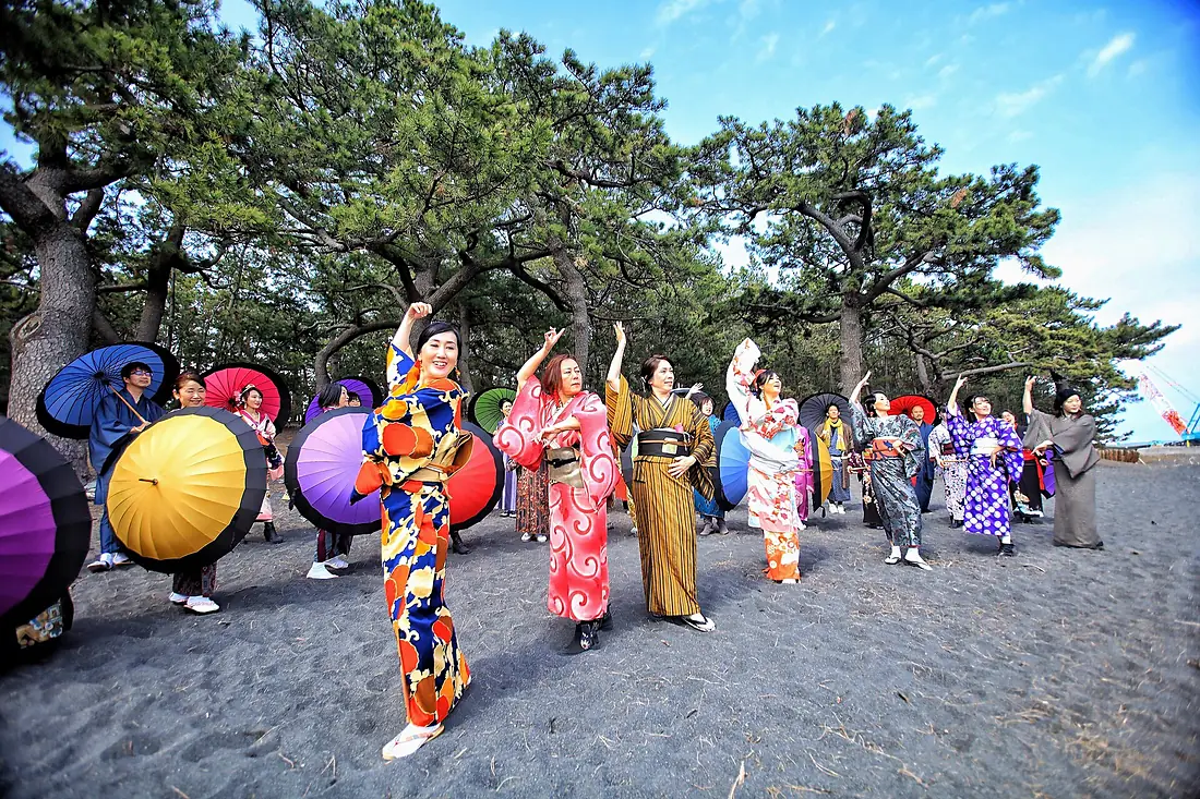 Kimono Sevillanas at Miho no Matsubara 4