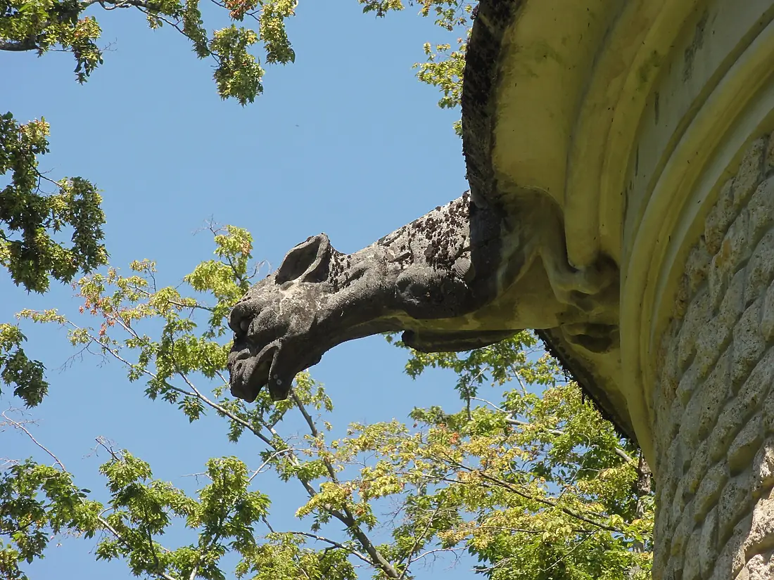 Ermenonville (60), château d'eau, gargouille 2
