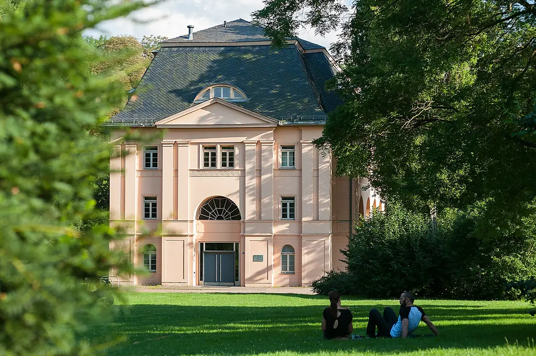 Das historische Reithaus im Park an der Ilm