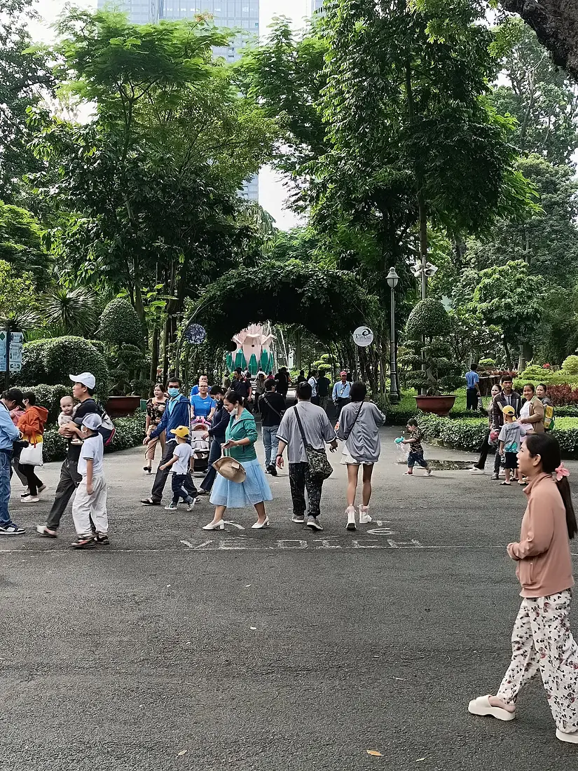 Crowd in Saigon Zoo & Botanical Gardens