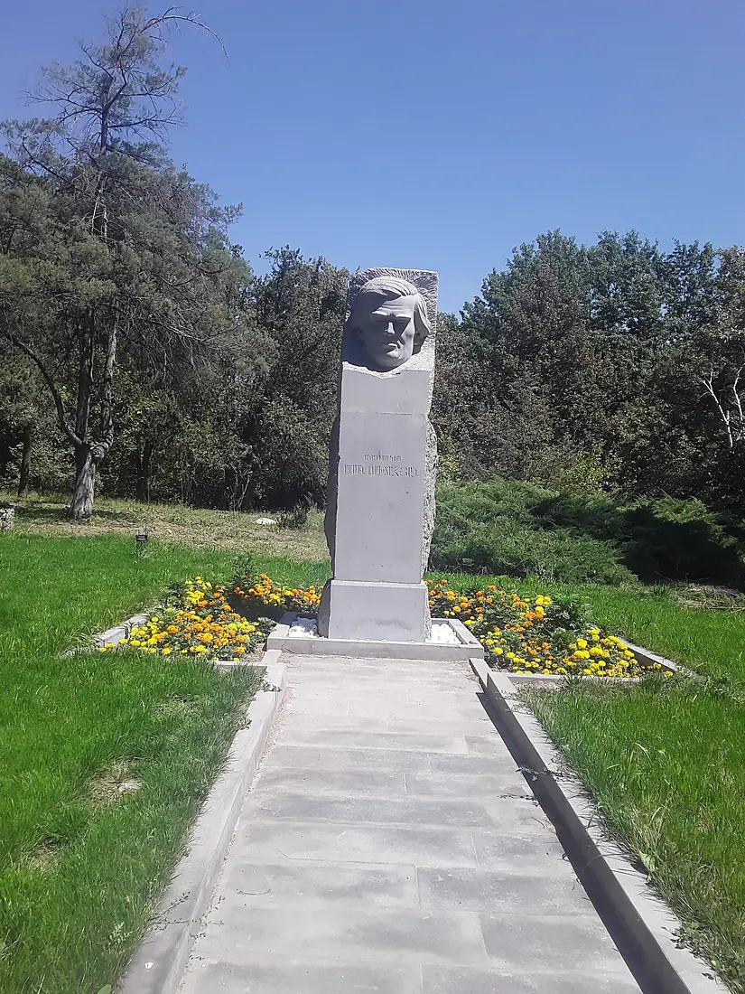 Armen Takhtajan bust, Yerevan Botanical Garden 05